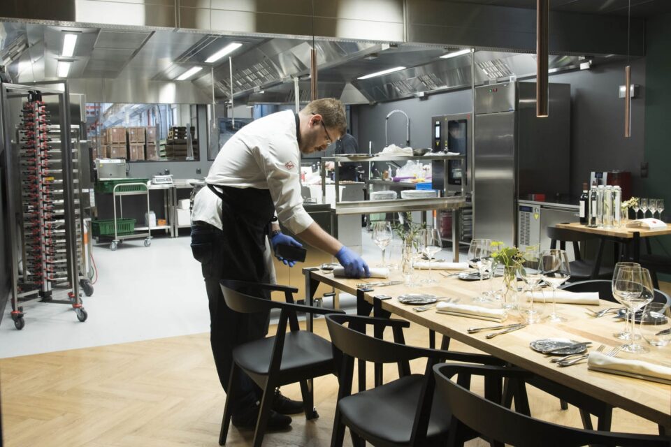 Parimad kokad on konkurendid, aga mitte siin – ETS Nordi testköök Peterburi tee tehasehoones. Siin treenivad Eesti tippkokad ülemaailmseteks võistlusteks.