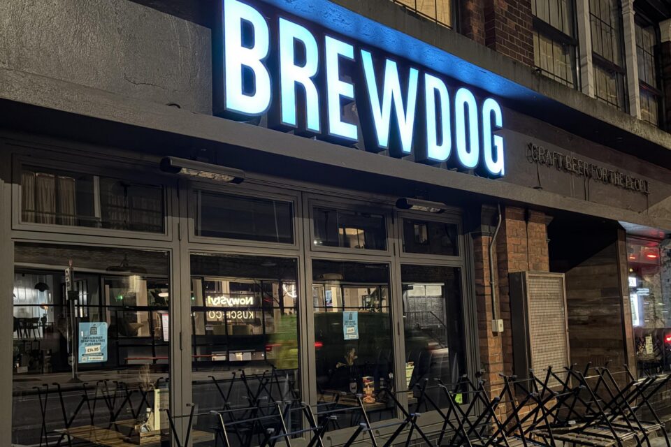 Tuntud pruulikoda ja pubide kett Brewdog asutati 2007. aastal. Viimastel aastatel on ettevõte olnud raskustes – eelmisel aastal teatas ettevõte 37 miljoni naelsterlingi (42,5 mln euro) suurusest kahjumist ja koondamistest.