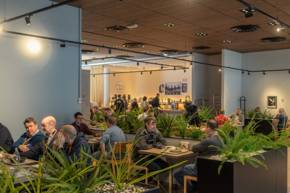 "Mina valin ausa toidu tee ja sellega paralleelselt panen poe varsti kinni," nentis Tallinnas asuva Kodugurmee omanik ja peakokk Koit Aro, kes ei ole nõus ellujäämise nimel kvaliteedis järeleandmisi tegema.