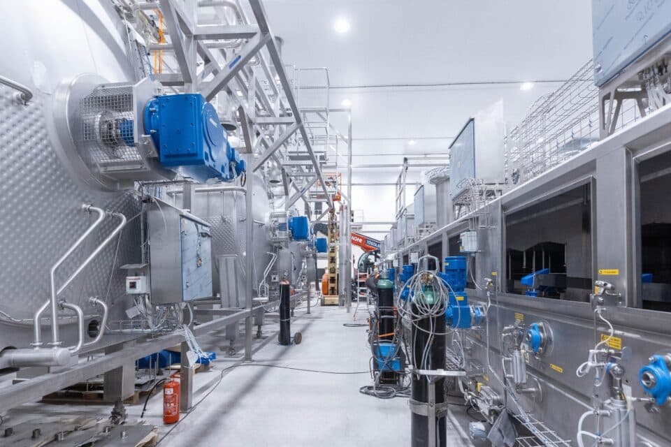 Paide tehase algne eelarve oli ligi 100 miljonit eurot, kuid koroonakriis ja inflatsioon paisutasid lõppmaksumuse ligikaudu 154 miljoni euroni.