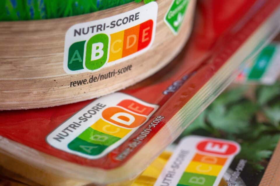 Eesti mehed tarbivad päevas keskmiselt 12,2 grammi soola – riikliku soovituse piiridesse jääb vaid 6,5 protsenti meestest. Peamised soolaallikad on liha- ja leivatooted, kalatooted, juustud ja kastmed. Pildil on kujutatud NutriScore pakendimärgistuse süsteem.