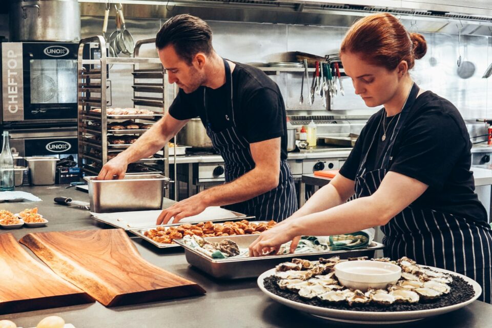 Restorani- ja hotellitöötajate palk jäi 2025. aastal riigi keskmisele ligi 760 euro võrra alla.