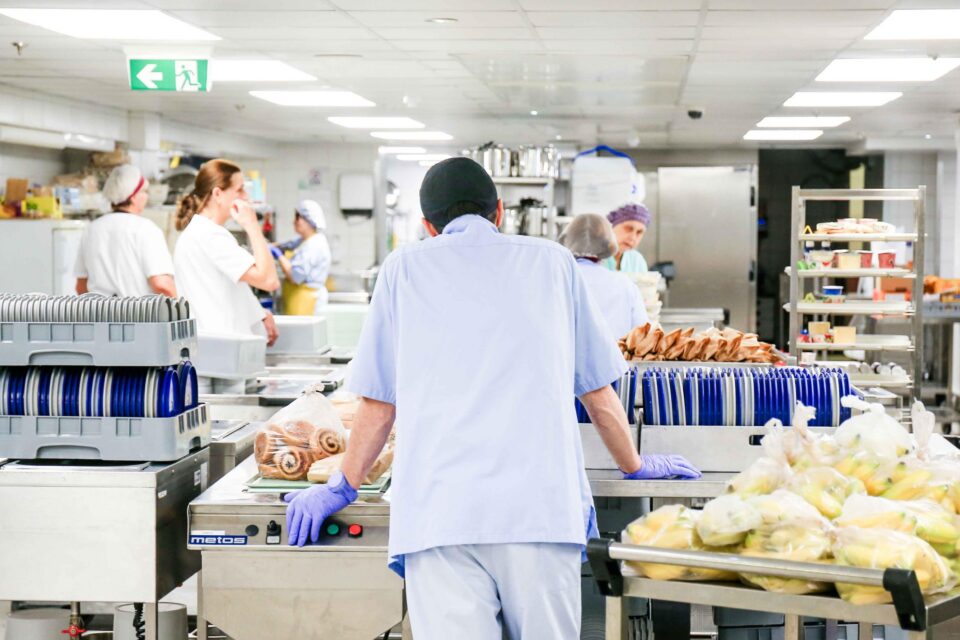 Kullerplatvormide levik ja pilveköökide teke on muutnud toidujärelevalve keerukamaks, kuna tegevus on hajutatum ja füüsiline klienditeenindus sageli puudub.