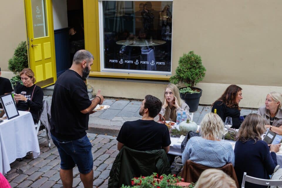 Umbes pooled restoranide klientidest on välisturistid, mistõttu oleks Eesti Hotellide ja Restoranide Liidu hinnangul ka madalam käibemaksumäär põhjendatud.