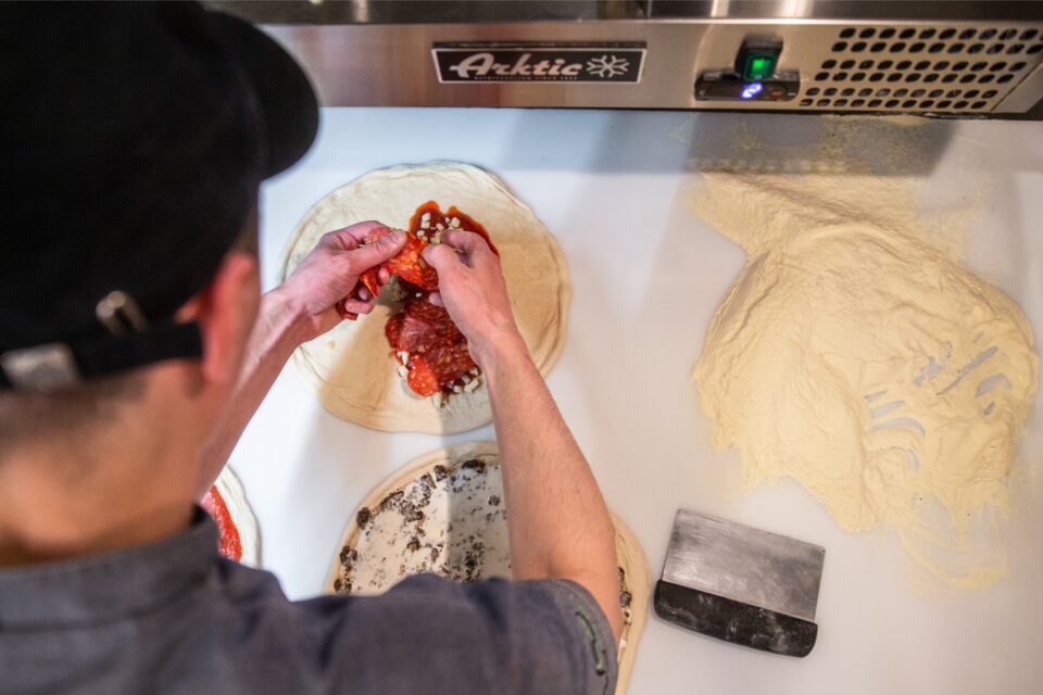 La Prima restoranide äristruktuur tekitab küsimusi. Viie tegutseva ettevõtte peale on registreeritud kaks töötajat ja 367 eurot tööjõukulusid aastas. Tööjõuteenuse pakkujat  Toiduäril ei õnnestunud tuvastada.