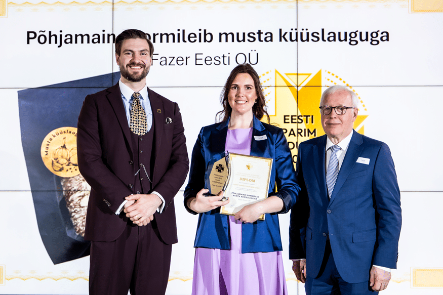 Fazer Eesti põhjamaise vormileiva musta küüslauguga võtsid auhinna vastu regionaal- ja põllumajandusminister Hendrik Johannes Terras (vasakul), Fazer Eesti pagarikodade juhataja Merike Olop ja Toiduliidu volikogu esimees Veljo Ipits.