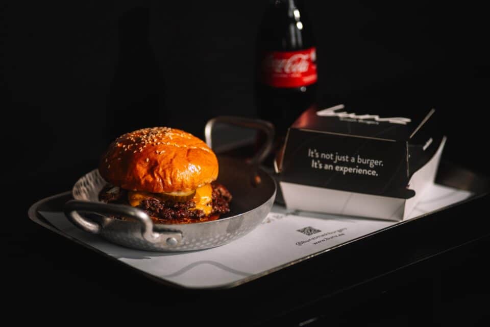 Bunzi menüüs on kuus burgerit ja tooraine valik on hoolikalt läbi mõeldud. Uksed avatakse lähinädalatel Odra 16, Tallinna bussijaama kõrval.