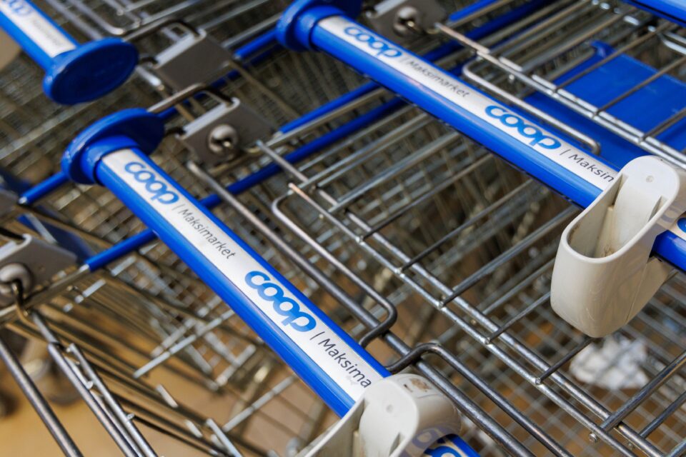 Coop omandab kõik 13 Prisma kauplust Eestis. Tegu on suurima jaekaubanduse koondumisega riigi ajaloos.