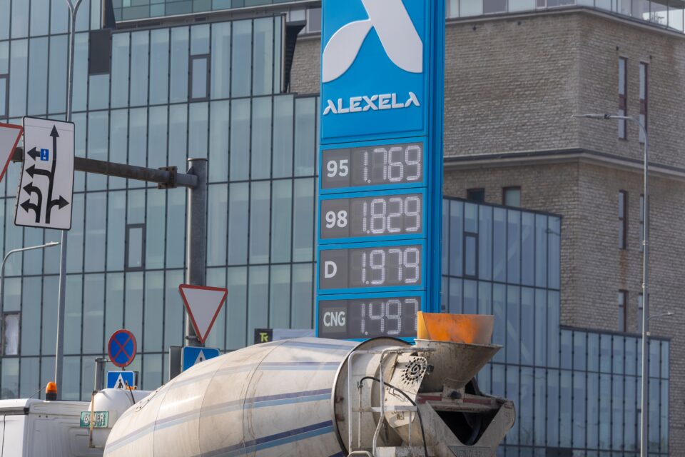 Iraani sõjast tingitud energiahindade tõus surub üles nii toiduainetööstuse tootmiskulusid kui tarbijate toidukorvi hinda. Pildil kütuse hinnad 25. märtsil 2026. Viimaste päevadega on hinnad teinud uusi rekordeid.