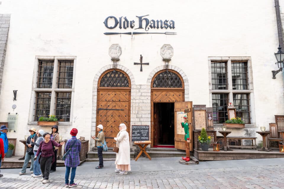 Keskaegne restoran Olde Hansa Tallinna vanalinnas.