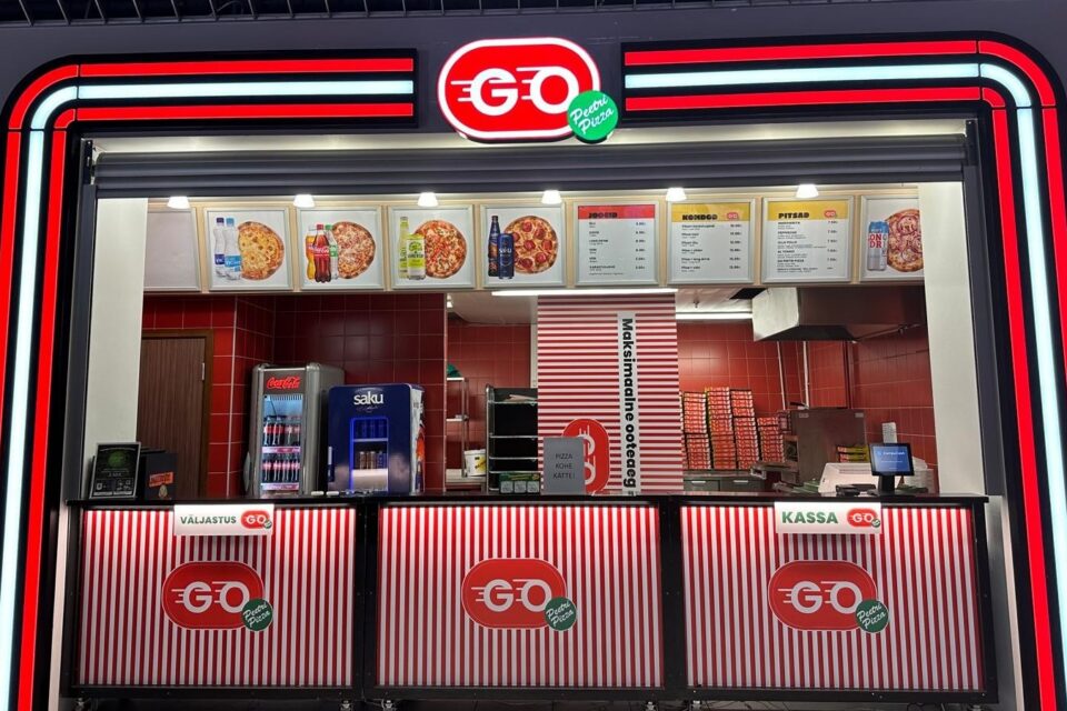 Peetri Pizza on Eesti suurim ja vanim frantsiis, mis sai 2019. aastal uue omaniku. Neli kuud hiljem tuli COVID, mis kukutas müügi 42 protsenti. Täna on ketil 60 müügikohta, oma taignatehas ja plaan jõuda 80 restoranini. Pildil Peetri Pizza Go ehk pitsakiosk, kust saab pitsa kätte kõigest 3 minutiga.