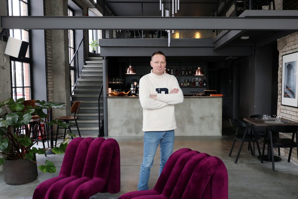 Tartu Aparaaditehases tegutsenud restoran Puente lõpetas alla kahe aasta järel tegevuse. Restorani asutaja Mati Lüdimoisi sõnul oli suurim viga teise koha avamine Tallinnas.