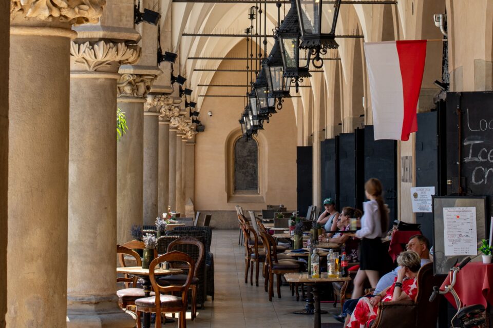 Krakówi vanalinna restoranide terrassid olid ka nädala sees rahvast täis. Foto on illustratiivne.