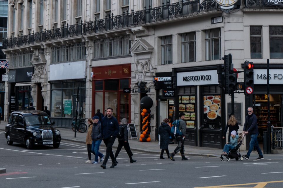 Suurbritannias on tänavu küberrünnakute ohvriks langenud nii kiirtoiduketid kui ka jaeketid nagu Marks & Spencer. Rünnakud on tõusuteel ka Eestis.