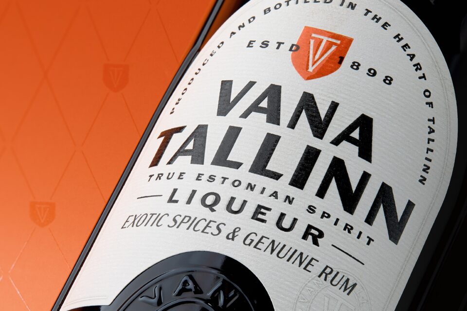 Vana Tallinna uus pudel ja etikett viitavad Tallinna vanalinna tornidele, katustele ja võlvkäikudele.