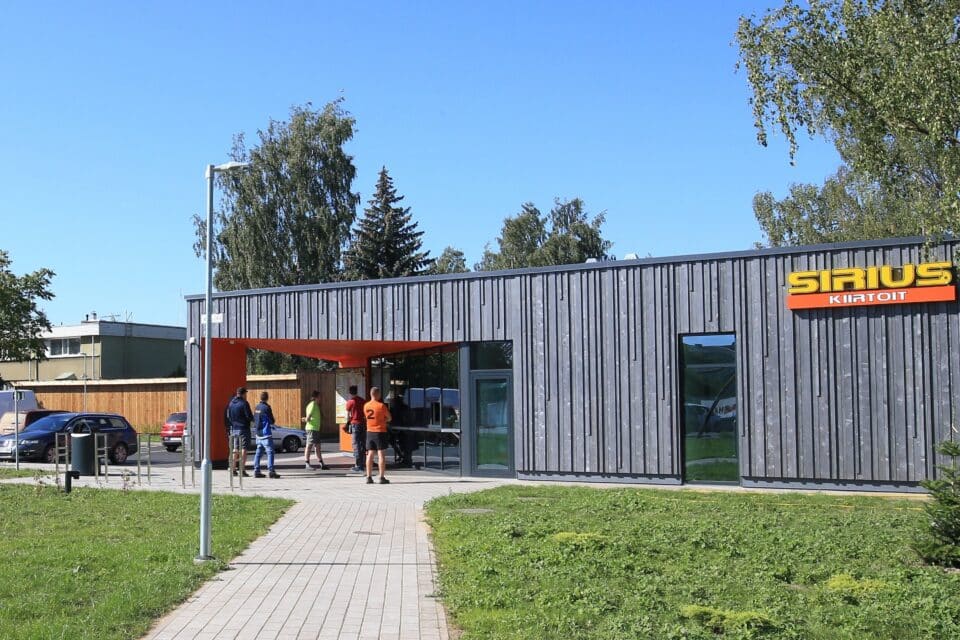 Sirius Kiirtoit omandas enampakkumisel Pärnus Papiniidu tänaval kolm ärikrunti, kus seni tegutses Sekk Autokaubad. Pildil Tartu Aardla risti Sirius.
