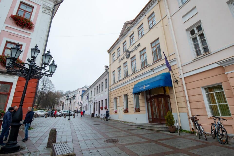 Raekoja plats 4 hoones, kus varem tegutses hotell Draakon, avatakse novembris Kolm Tilli Deli ja detsembris restoran Pas Drama. Pilt on aastast 2019.